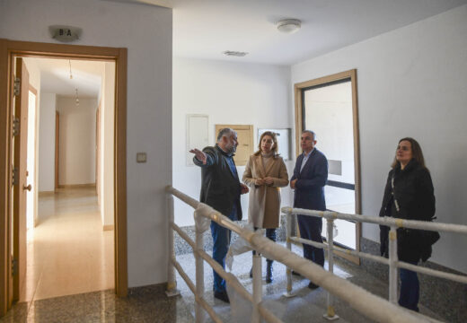 Ángeles Vazquez visita o inmoble adquirido polo concello de Oza-Cesuras que se destinará a vivendas de promoción pública tras a súa rehabilitación
